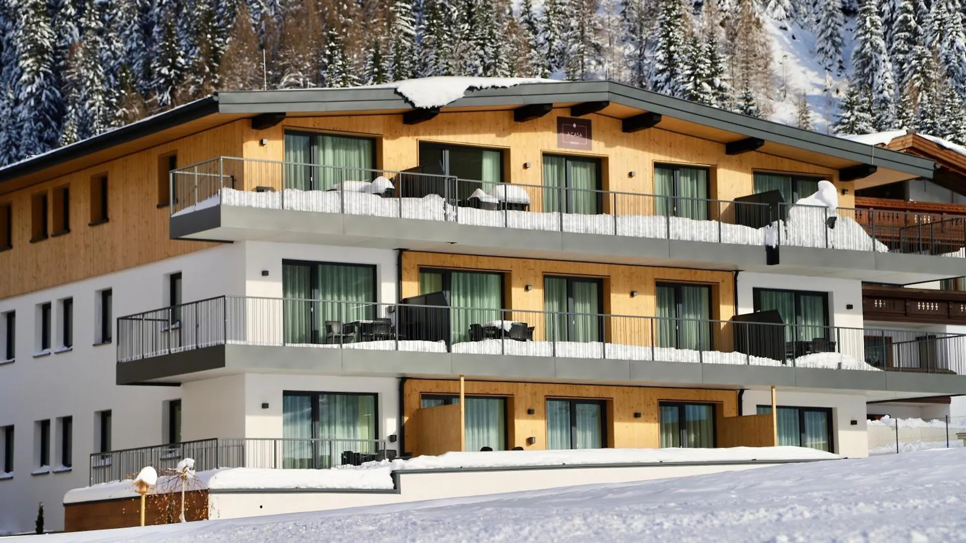 A Casa Granat contacts